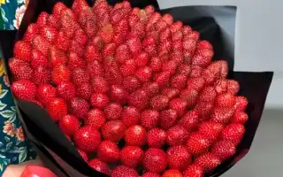 Букеты из клубники — съедобный подарок с эстетикой и вкусом для особых случаев