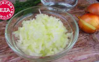 Как вкусно и быстро замариновать лук для салатов
