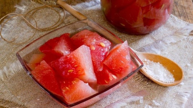 Как заготовить вкусные и полезные арбузы в собственном соку на зиму