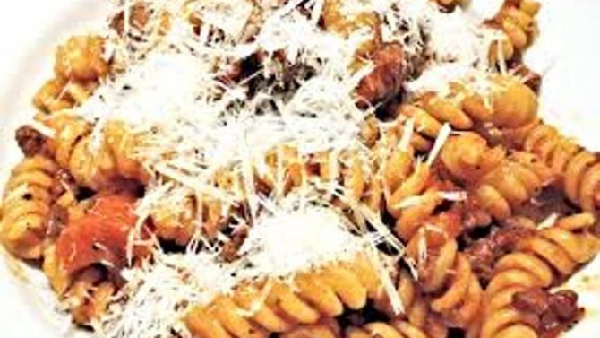 Макароны с мясом на тарелке