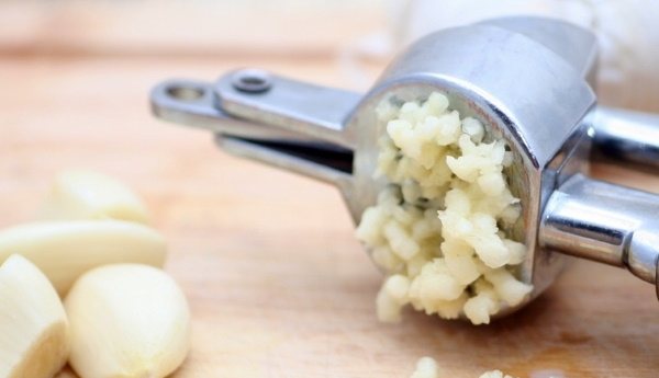 Подлива для риса без мяса с томатной пастой, из моркови, лука, сметаны, на молоке