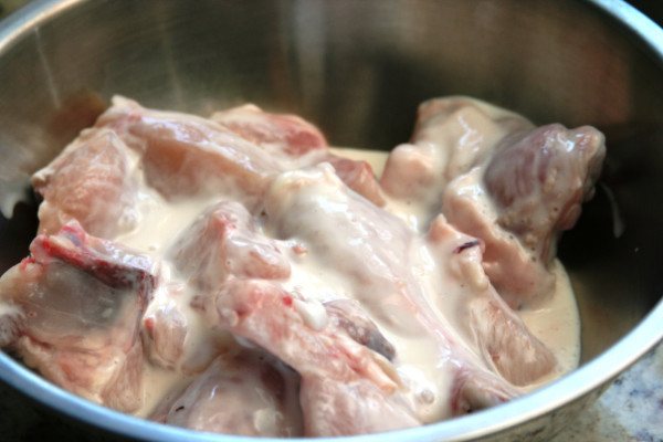 порежьте курицу кусочками