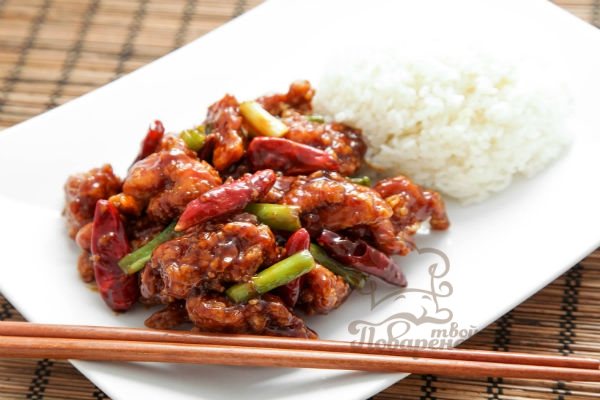 Приготовленная на сковородке куриное филе по-китайски