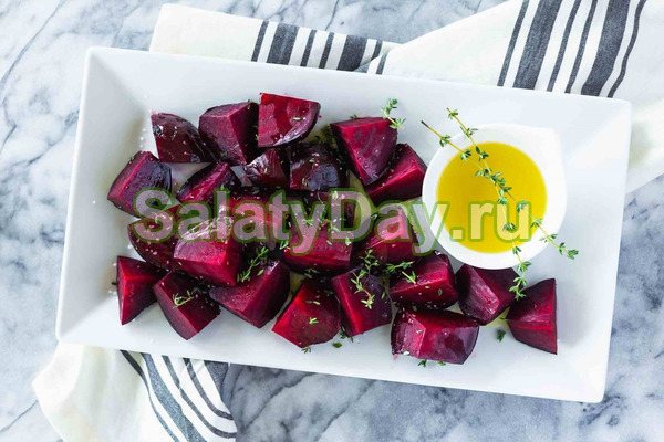 Простой салат из печеной свеклы
