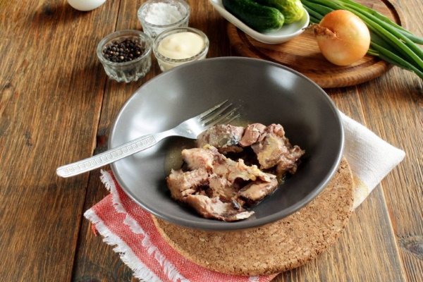 Салаты с сардиной консервированной, яйцами, огурцом, картошкой