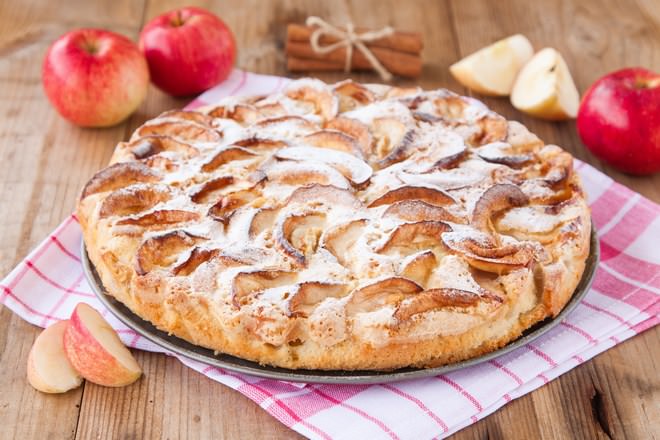 Шарлотка получается пышной и румяной