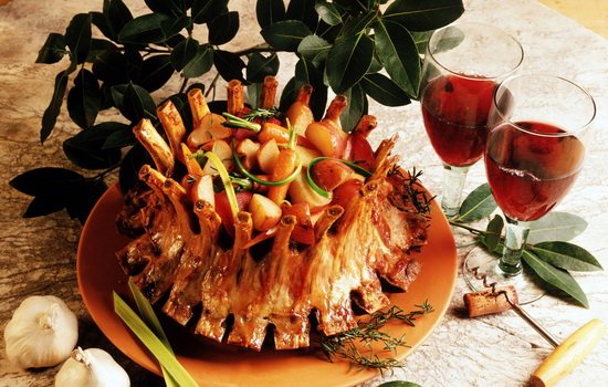 Сочное мясо по-королевски: лучшие рецепты популярного блюда. Мясо по-королевски с картофелем, апельсинами, киви, баклажанами