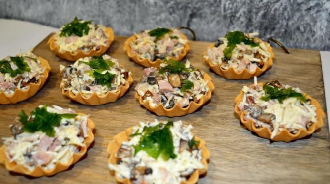 Тарталетки с начинкой из курицы и грибов — самый вкусный и простой рецепт