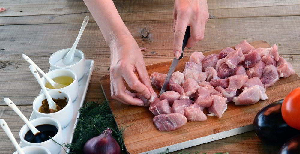 Нарезание антрекота из свинины на кусочки Антрекот из свинины кусочками