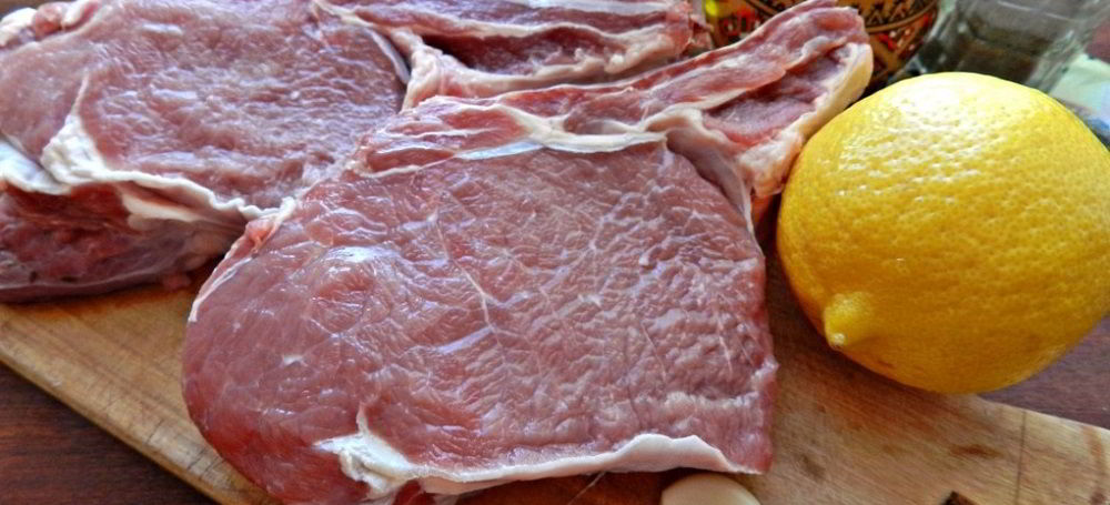 Антрекот из свинины и лимон Антрекот, лук и лимон