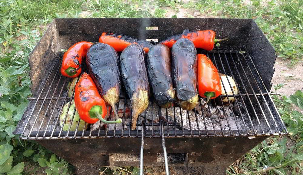 Приготовление баклажанов целиком на решётке Баклажаны целиком на решётке