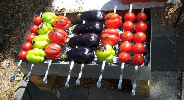 Приготовление овощей на шампурах на мангале Баклажаны, перец, помидоры