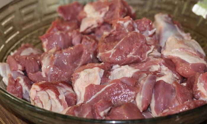 Нарезанная кусками баранина Баранина кусками в миске