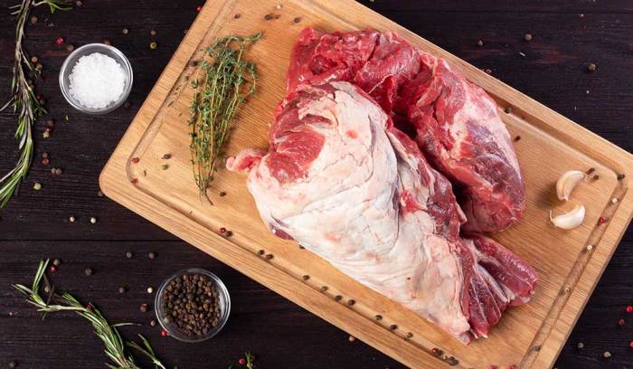 Баранина для приготовления шашлыка Баранина на столе