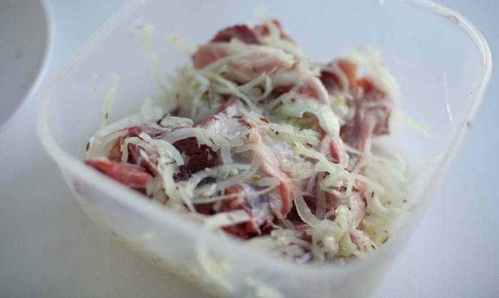 Маринование бараньей корейки в луке и специях Баранья корейка и лук