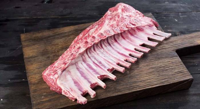 Баранья корейка для шашлыка Баранья корейка на столе