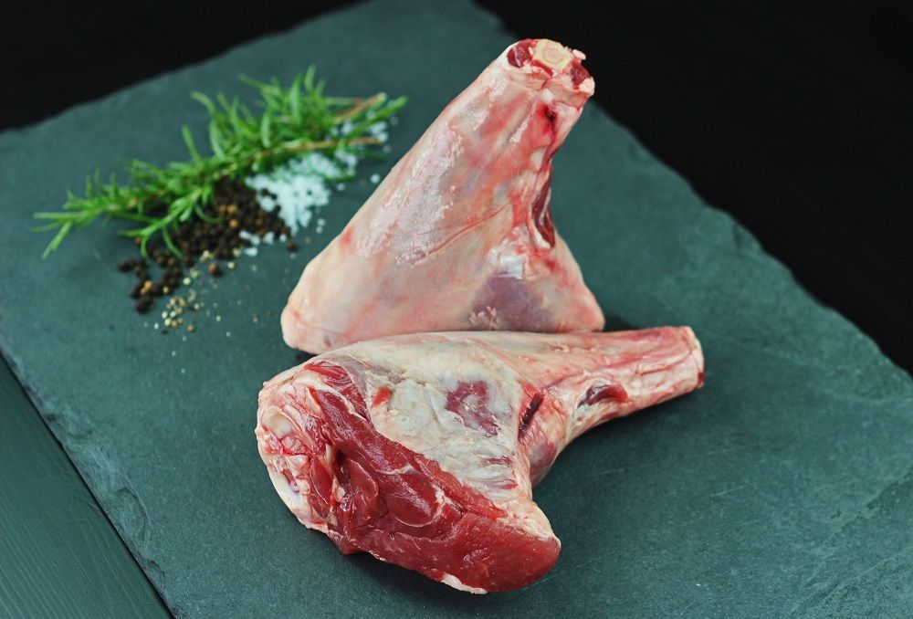 Свежая баранья рулька Баранья рулька и специи