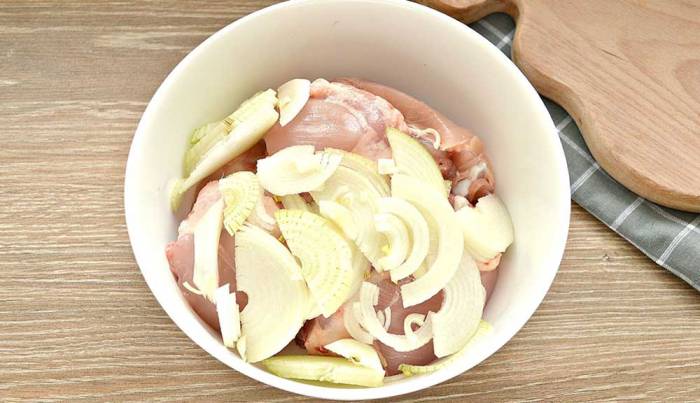 Использование лука в мариновании куриных бёдрышек Бёдра и лук
