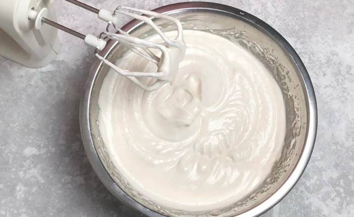 Взбитые с сахаром яичные белки Белки с сахаром и блендер