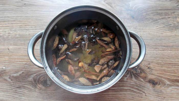 Отваривание сухих белых грибов Белые грибы в кастрюле