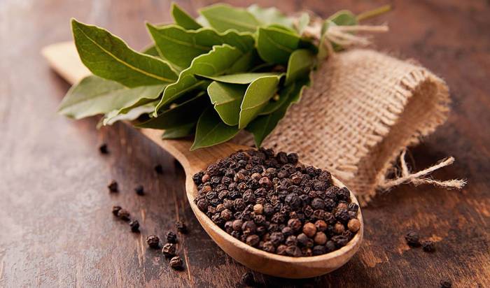 Чёрный перец и лавровый лист для приготовления супа Чёрный перец и лавровый лист