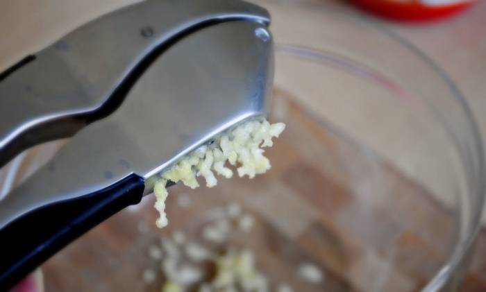 Измельчение чеснока при помощи чеснокодавки Чеснок для рёбер