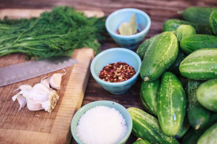 Ингредиенты для приготовления соуса Чеснок, огурец и зелень