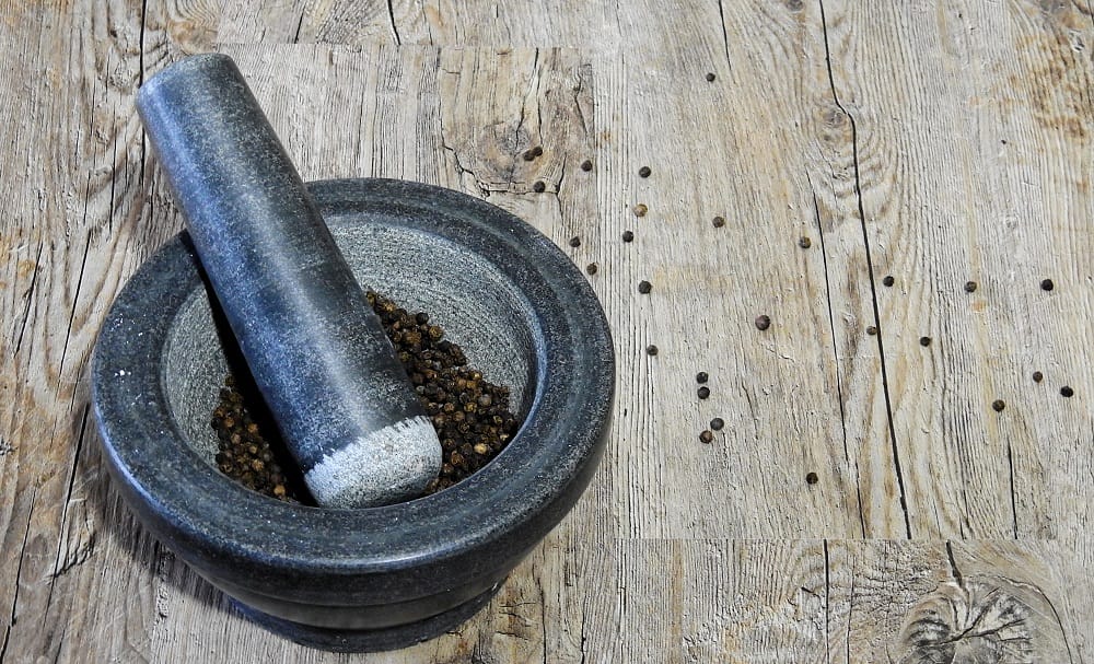 Измельчение чёрного перца в ступке Чёрный перец в ступке
