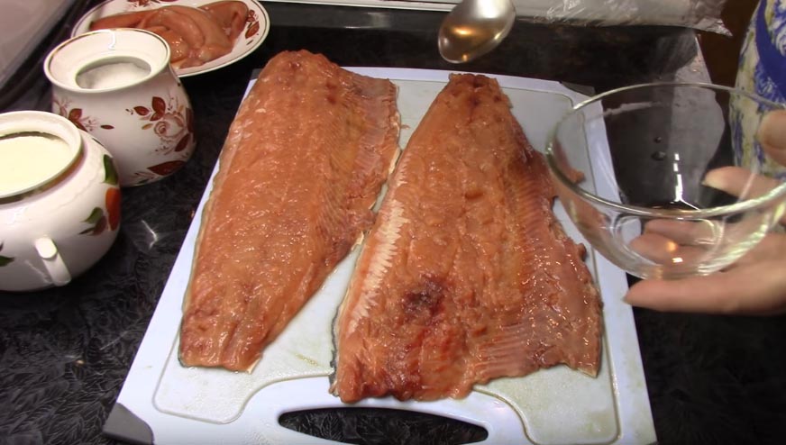 Разрезанная тушка горбуши на две части Два куска горбуши