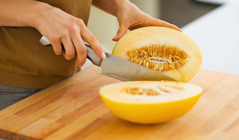 Разрезание дыни пополам Дыня на доске