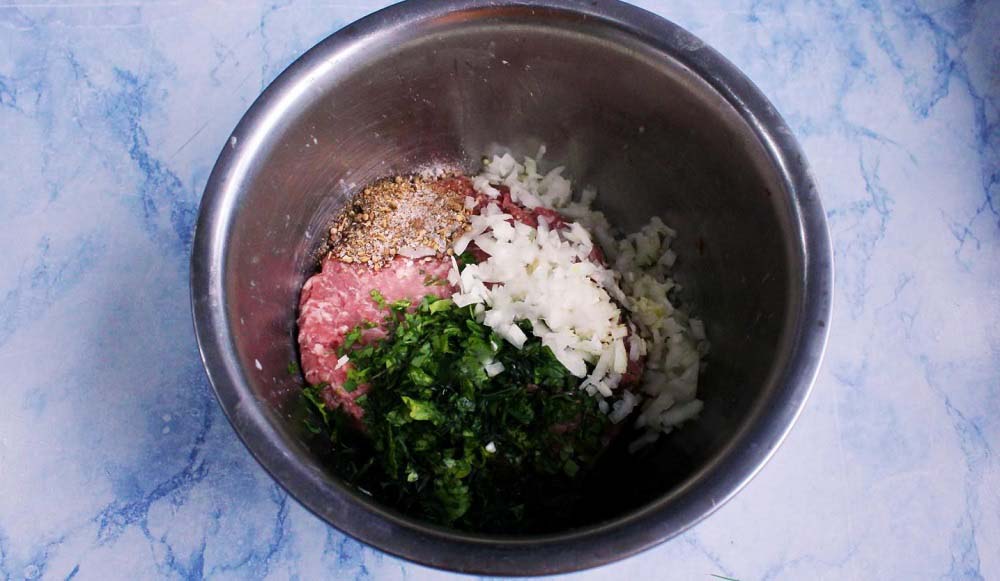 Смешивание фарша из баранины с луком и кинзой Фарш, лук и кинза