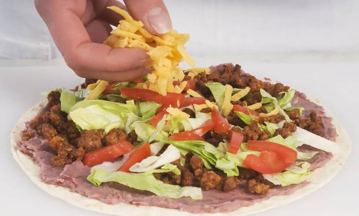 Сборка буррито с фаршем Фарш с бобами, овощами и сыром на тортилье