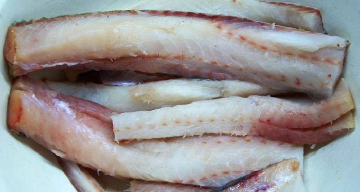 Разделанные на филе тушки минтая Филе минтая в миске