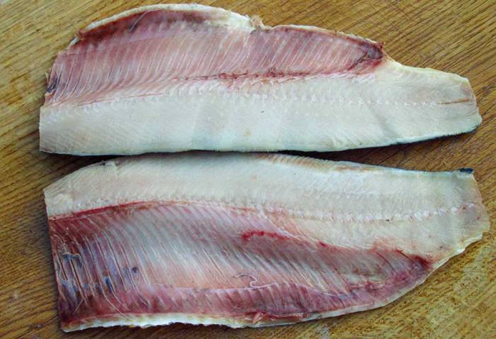 Разделанная на филе селёдка Филе селёдки на столе