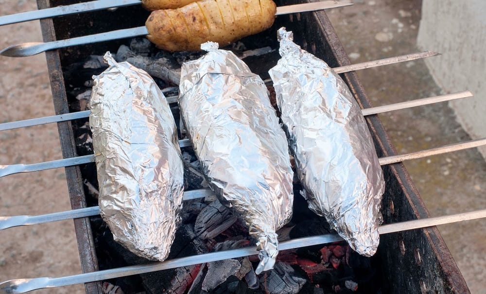 Приготовление рыбы голец в фольге на мангале Голец в фольге