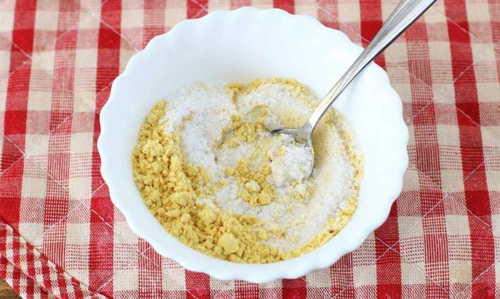 Смешивание горчичного порошка, соли, сахара и перца Горчица, соль и сахар