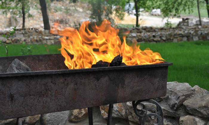 Розжиг мангала дровами Горящий мангал для косули