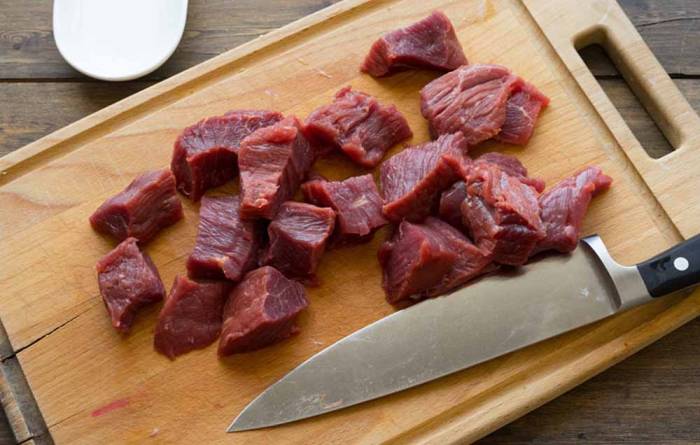 Нарезанная на небольшие куски говядина Говядина для сосисок