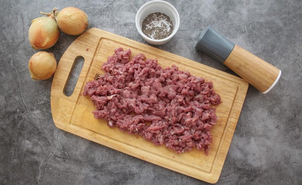 Ингредиенты для приготовления начинки Говядина, лук, специи