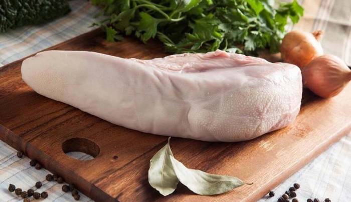 Свежий говяжий язык Говяжий язык на столе