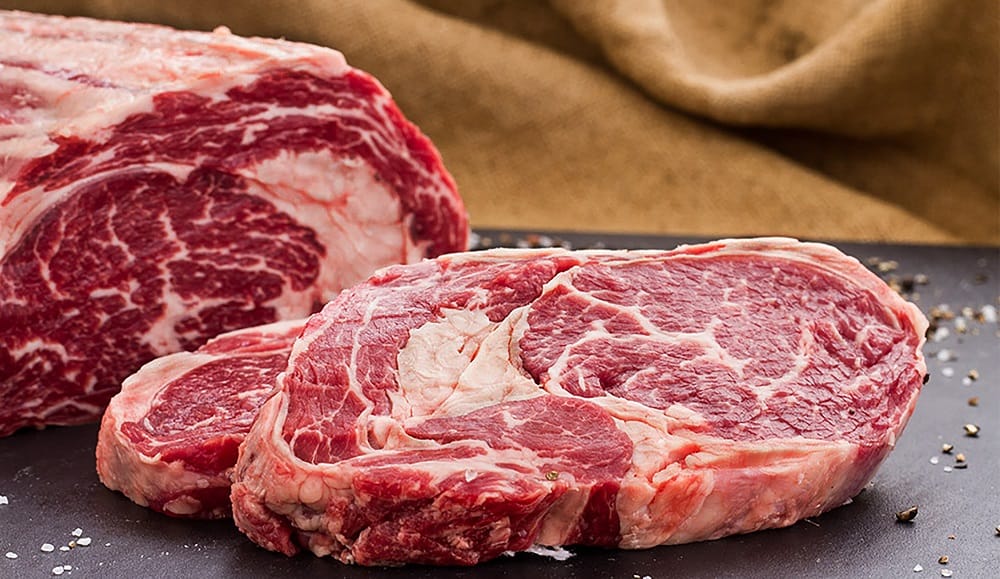 Как выглядит говяжий антрекот Говяжий антрекот на столе