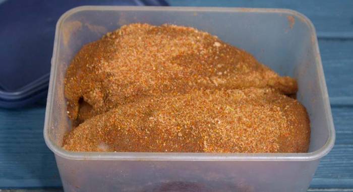 Обваленная в смеси из соли и перца куриная грудка Грудка под специями