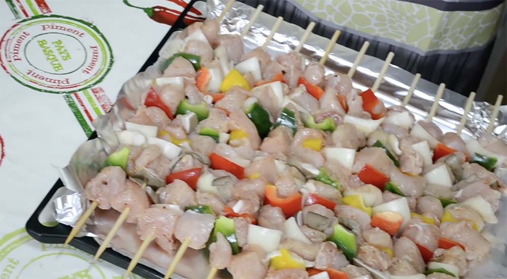 Шашлык из куриной грудки с вешенками и перцем на шпажках Грудка с вешенками и перцем