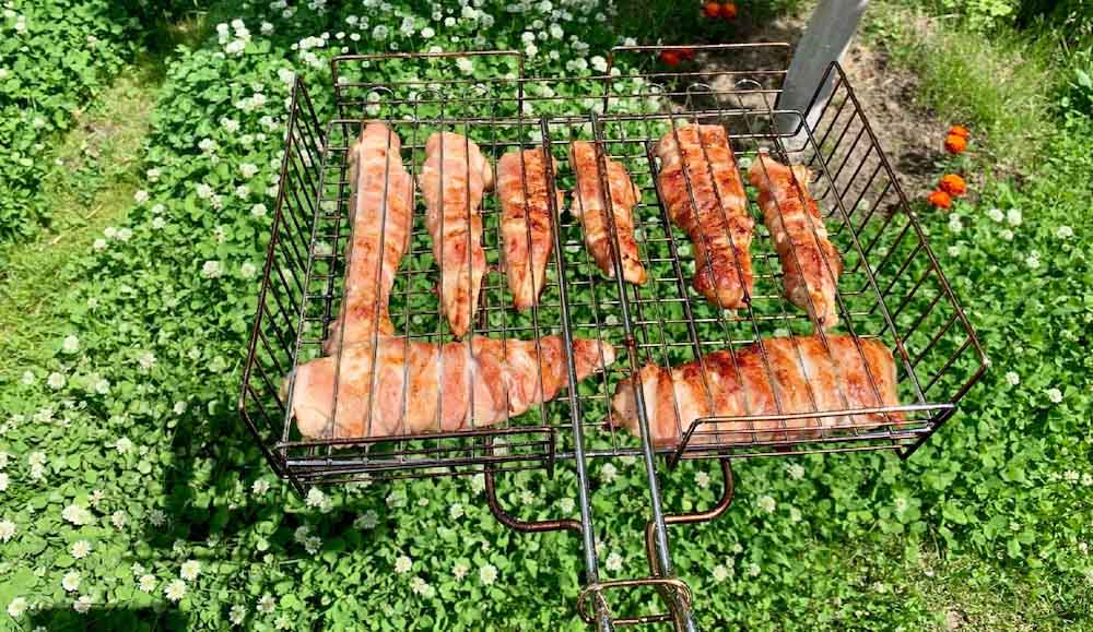 Куриная грудка с беконом, приготовленная на мангале Грудка в беконе