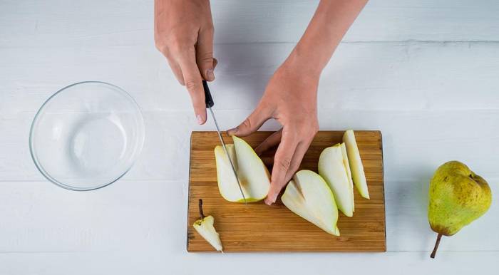 Нарезание груши на кусочки Груша для сазана