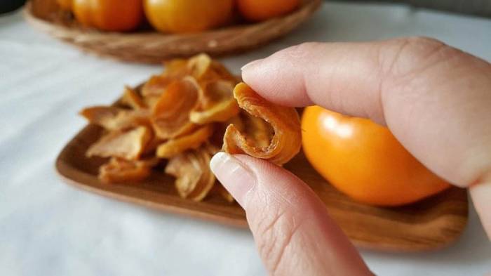 Проверка сушёной хурмы на готовность Проверка сушёной хурмы