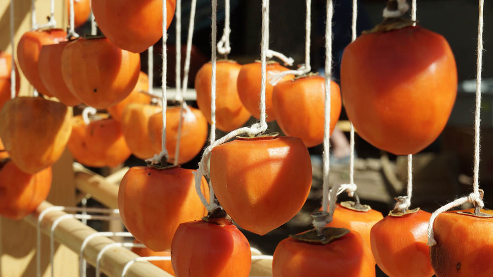 Сушка хурмы на солнце Хурма на нитке