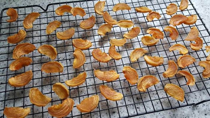 Высушенная в духовке хурма Хурма на сетке