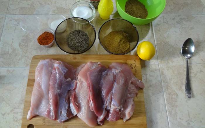 Ингредиенты для приготовления вяленой индейки Индейка и специи