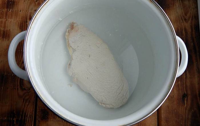 Отваривание филе индейки Индейка в кастрюле